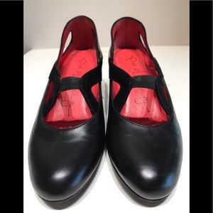 Pas de Rouge black mid heel round toe w/ elastic